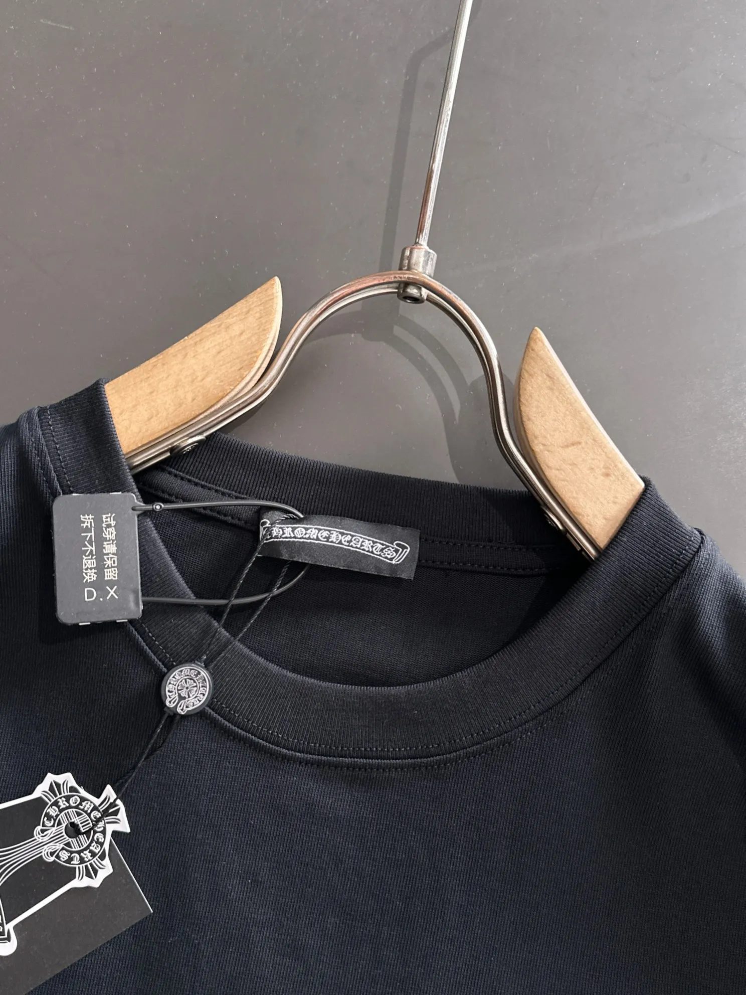 P220 Chrome Hearts* (market exclusive quality) hot style 2꯭0꯭2꯭6 new spring and autumn short sleeves ❤ Original ⌚️ high version Chrome Hearts The fabric is made of 380g high-density pure cotton custom fabric. It does not deform or shrink. The three-dimensional drape is amazing. Process introduction: Use wool embroidery technology on the front and back. Color: Black SIZE: S-XXL
